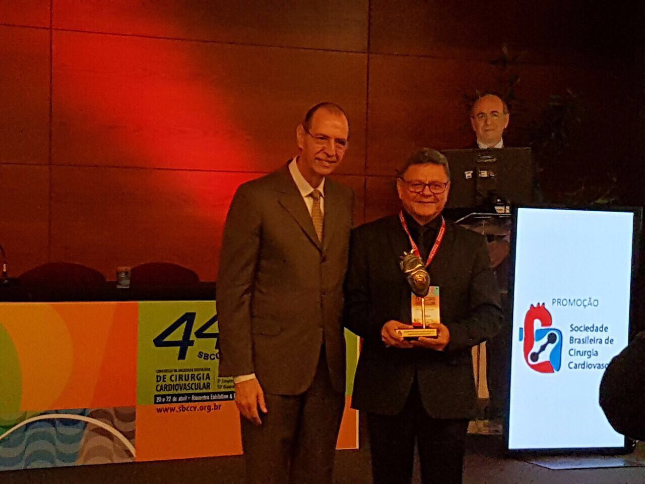 Marcelo Cascudo recebe prêmio Eurícledes de Jesus Zerbini.