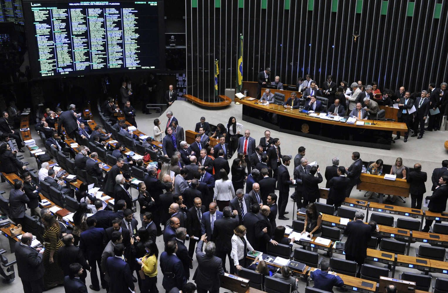 Saúde e educação perdem R$ 472 milhões para campanhas eleitorais
